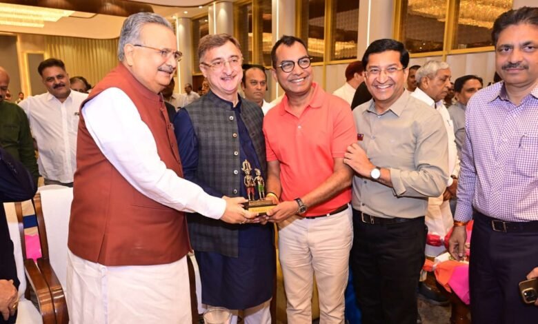 नर्मदा पुत्र की जिंदगी के अनसुने किस्से अब परदे पर रायपुर में डॉक्युमेंट्री फिल्म की स्क्रीनिंग, दिग्गजों और युवाओं ने बांधा समां 1 WhatsApp Image 2025 04 21 at 3.11.39 PM