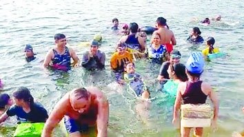 नर्मदा तटों पर गर्मी से राहत पाने बढऩे लगी भीड़ 1 WhatsApp Image 2025 04 22 at 1.17.05 PM