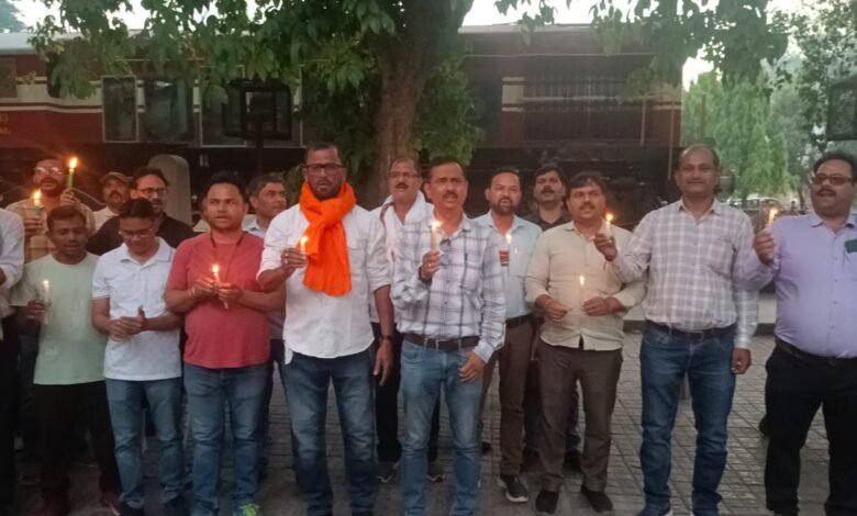 पाकिस्तानी आतंकवाद के खिलाफ बरेका में फूटा जनाक्रोश, BMS ने कैंडल मार्च निकालकर जताया आक्रोश 1 WhatsApp Image 2025 04 24 at 12.07.23 AM