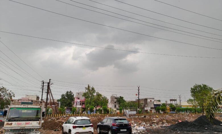 तेज बारिश से भीगा जबलपुर, मौसम का मिजाज पूरी तरह बदला, अगले 48 घंटे तक बारिश के आसार 1 WhatsApp Image 2025 04 27 at 4.04.41 PM 1