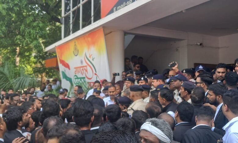 मढोताल घटना क्रम - एक हजार से अधिक अधिवक्ताओं ने एसपी ऑफिस का किया घेराव 1 WhatsApp Image 2025 04 28 at 2.34.41 PM