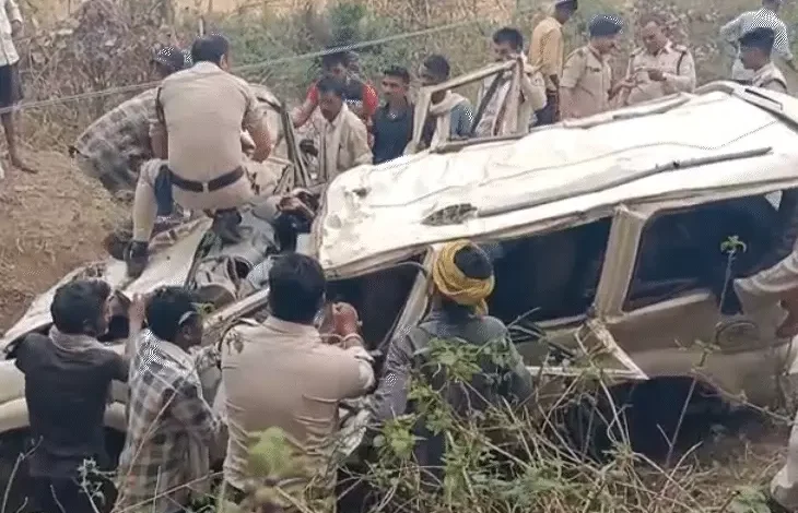 सोमती नदी के पुल से गिरी स्कॉर्पियो चार मृत दो गंभीर 1 comp 82 1744283222 car