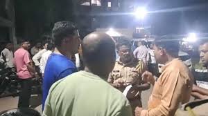 जलगांव में ऑनर किलिंग: प्रेम विवाह के एक साल बाद पिता ने बेटी और दामाद पर चलाई गोलियां, बेटी की मौत 3 download 15