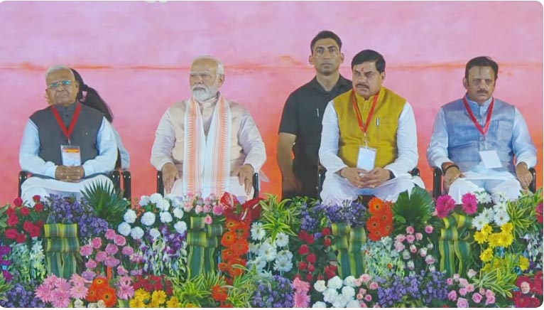 पीएम मोदी ने भोपाल में कहा माता-बहनों के दर्शन पाकर धन्य हो गया: जंबूरी मैदान भोपाल में लोकमाता देवी आहिल्याबाई महिला सशक्तिकरण कार्यक्रम 3 503