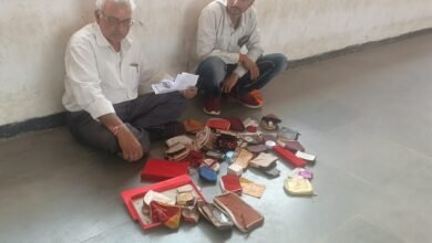 एसपी ऑफिस में जब पीड़ित परिवार ने लगाई अनोखी प्रदर्शनी : चोरी में सब कुछ लुट गया साहब..... 20 लाख रुपए की हो गई चोरी 9 IMG 20250510 WA0218