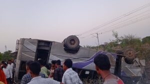 तेज रफ्तार बनी हादसे की वजह: सतना में 50 यात्रियों से भरी बस पलटी, 20 घायल, 10 की हालत गंभीर 2 IMG 20250515 WA0238