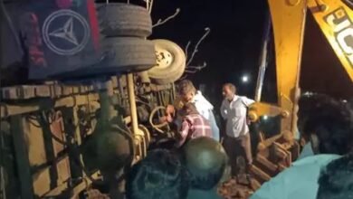 बारात ले जा रही बस पेड़ से टकराकर पलटी : हेल्पर की मौत, 12 बाराती घायल 9 IMG 20250518 WA0086