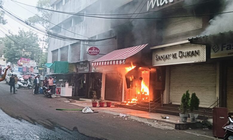 कपड़ों की दुकानों में लगी आग, 25 लाख का नुकसान 1 IMG 20250519 WA0151