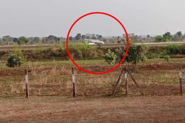 रनवे पर लैंडिंग के दौरान विमान पलटा, बाल-बाल बचा ट्रेनी पायलट 1 Untitled design 12