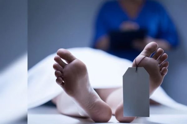 भोपाल में बिजली गुल होने से लिफ्ट में फंसा बेटा,जेनरेटर चलाने दौड़े पिता को लगा सदमा, हार्ट अटैक से मौत 1 Untitled design 4