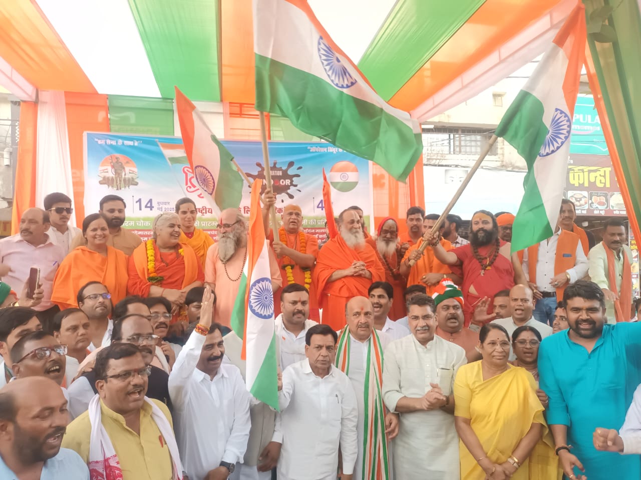 भाजपा ने तिरंगा यात्रा निकालकर सेनाओं को किया सलामः सांसद की बुलेट में बैठकर उपमुख्यमंत्री ने लहराया तिरंगा 5 WhatsApp Image 2025 05 14 at 20.19.50