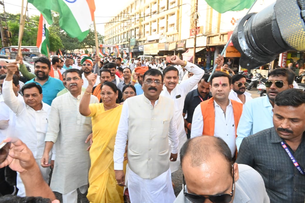 भाजपा ने तिरंगा यात्रा निकालकर सेनाओं को किया सलामः सांसद की बुलेट में बैठकर उपमुख्यमंत्री ने लहराया तिरंगा 4 WhatsApp Image 2025 05 14 at 20.19.51
