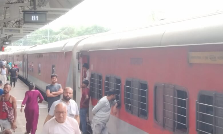 कोच गाइडेंस डिस्प्ले की गलत जानकारी से परेशान रहे यात्री पाटलिपुत्र एक्सप्रेस में बी वन की जगह लगा पेंट्रीकार 1 WhatsApp Image 2025 05 23 at 4.42.36 PM 3