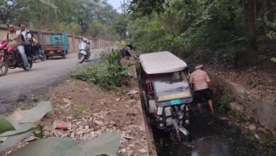 कलारी से निकलते ही युवक ई-रिक्शा समेत नाले में गिरा, 7 WhatsApp Image 2025 05 29 at 10.04.59 AM