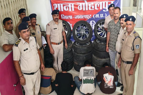 कार में डॉक्टर का स्टीकर लगाकर घूम-घूम कर चुरा लेते थे कार के टायर 1 01 34