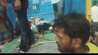 लचर स्वास्थ्य व्यवस्था : मरीज को नहीं मिली ऐम्बुलेंस की सुविधा – मालवाहक पर लादकर परिजनों ने कराया इलाज 6 IMG 20250607 230107