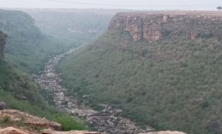 बहुती जलप्रपात : कभी शांति और सुंदरता का स्थल था, अब बन चुका है 'मौत का अड्डा.... 1 महीने में ही मिली 5 लाशे 1 IMG 20250609 175206 1