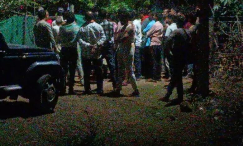 एक ही परिवार क़े तीन सदस्यों की मौत : पत्नी और दोनों बच्चों के शव फंदे पर लटके मिले : पिता लगाता है चाट का ठेला... पुलिस ने घर किया सील, क्षेत्र में सनसनी 1 IMG 20250614 085306