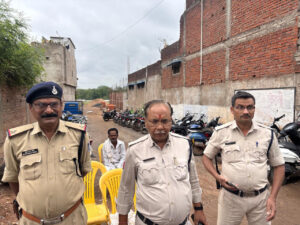 दवा विक्रेता संघ के चुनाव में सरगर्मी के बीच चल रही वोटिंग, 530 सदस्य चुनेंगे 14 सदस्यीय कार्यकारिणी, देर शाम आयेंगे नतीजे 3 IMG 20250622 120024