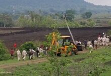 डिंडोरी में अतिक्रमण हटाने गई टीम को ग्रामीणों ने खदेड़ा, JCB छोड़कर भागे, भारी बवाल 10 Untitled design 32 2