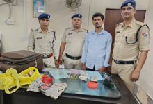 भोपाल स्टेशन पर मिला दो लाख रुपये मूल्य का सामान किया गया सुपुर्द - आरपीएफ की सजगता से यात्री का खोया बहुमूल्य सामान सुरक्षित रूप से लौटाया गया 10 WhatsApp Image 2025 06 03 at 17.45.33
