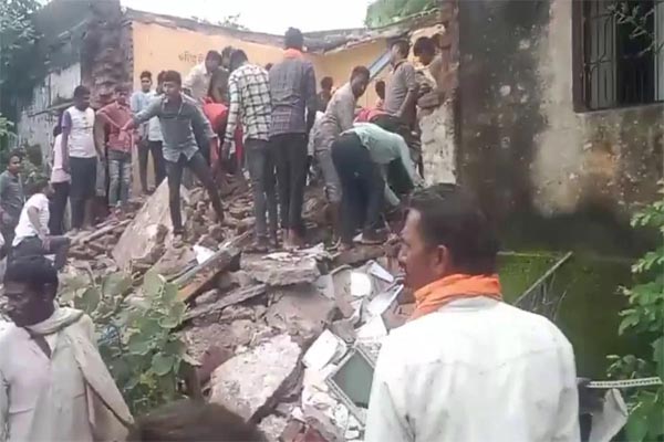 झालावाड़ में बड़ा हादसा, स्कूल की छत गिरने से6 बच्चों की मौत, कई छात्र दबे; रेस्क्यू जारी PM ने हादसे पर जताया दुख 1 1 1