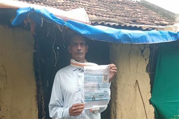 दो बल्ब जलाने वाले मजदूर के घर का बिजली बिल 77 हजार रुपये आया, परिवार के उड़े होश 1 2 1