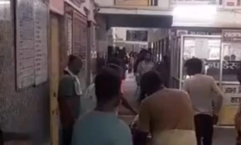 प्रधान आरक्षक की संदिग्ध हालत में मौत:घर के बाहर बेहोश मिले, अस्पताल में डॉक्टरों ने किया मृत घोषित 1 IMG 20250709 WA0103