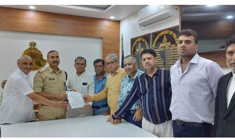 राजा सराफ के नेतृत्व में सराफा व्यापारियों ने SP को सौंपा ज्ञापन, 1 IMG 20250729 WA0191