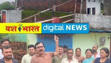 रोशननगर में घरों में टूटकर गिरी चालू हाईटेंशन लाइन, दहशत में आए लोग, आक्रोशित लोगों ने की सुधार की मांग 9 IMG 20250716 123001