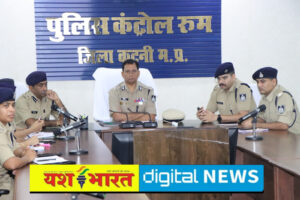 कटनी पहुंचे आईजी-डीआईजी, लम्बित मामलों और रिकार्ड की ली जानकारी, एसपी ऑफिस और पुलिस लाइन का किया निरीक्षण 1 IMG 20250718 224922