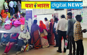 आधार अपडेट कराने लग रही कतारें, दूर-दराज से किराया लगाकर प्रतिदिन जिला मुख्यालय आने वाले लोग परेशान 1 IMG 20250725 150834