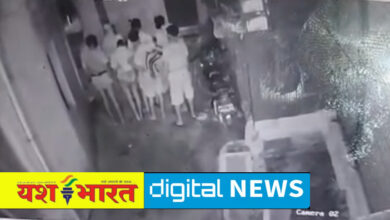 दुकान की शटर तोड़ते सीसीटीवी में नजर आया चड्डी बनियान गिरोह, आक्रोशित व्यापारियों ने रीठी थाने के सामने सड़क पर लगाया जाम 12 IMG 20250728 130624