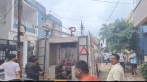 द्वारका सिटी के एक मकान में फिर लगी आग, फायर ब्रिगेड कर रहा आग बुझाने की मशक्कत 3 Screenshot 20250710 111626 WhatsApp2