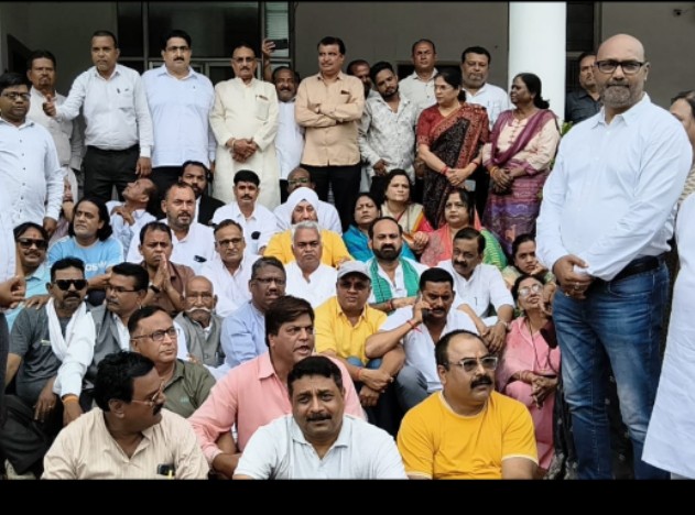ज्ञापन देने पहुंचे कांग्रेस कार्यकर्ताओं को पुलिस ने किया गिरफ्तार 1 Screenshot 2025 0702 142622