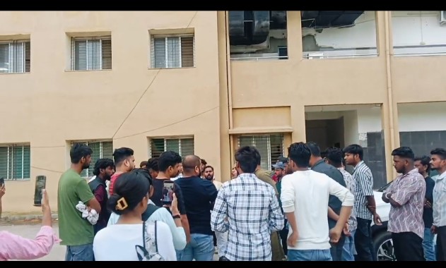 JABALPUR नर्सिंग मेडिकल कॉलेज में युवक कांग्रेस की सदस्यता अभियान के दौरान ABVP कार्यकर्ताओं का हंगामा 1 Screenshot 2025 0703 150214