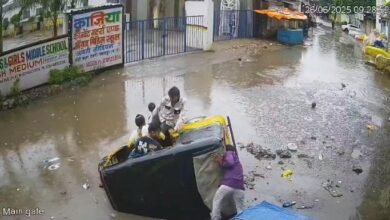 जबलपुर में बारिश में जलभराव से हादसा, आधारताल में रिक्शा पलटा, बच्चों और महिलाओं को मामूली चोटें 8 Untitled 3 copy