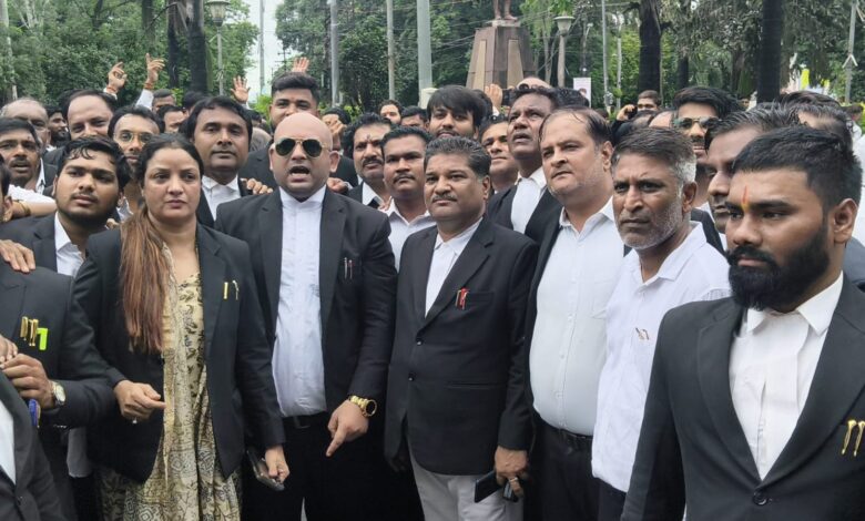 जबलपुर में वकीलों पर बढ़ते हमलों के विरोध में वकीलों का आर-पार का आंदोलन, पुलिस को 3 दिन का अल्टीमेटम 1 WhatsApp Image 2025 07 24 at 3.26.07 PM