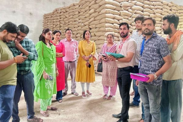 भोपाल से आए कृषि अधिकारियों ने जबलपुर के मूंग खरीदी केंद्रों का किया औचक निरीक्षण 1 neeraj up 2025 07 29T224137.474