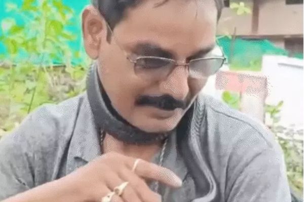 सर्प मित्र दीपक महावर की सांप के काटने से मौत, बेटे को स्कूल से लेने की जल्दबाजी बनी काल 1 neeraj up 55