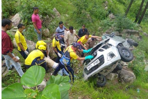 रुद्रप्रयाग में केदारनाथ से लौट रहे यात्रियों का वाहन खाई में गिरा, 9 घायल 1 neeraj up 60