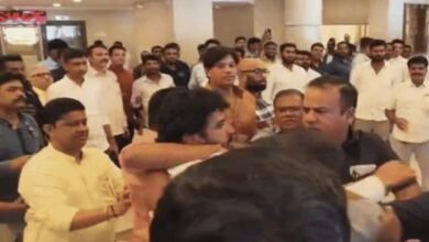 दे दनादन... महाराष्ट्र विधानसभा परिसर में जमकर चले लात-घूंसे, बीजेपी और शरद पवार की पार्टी के विधायक भिड़े 8 neeraj up 62