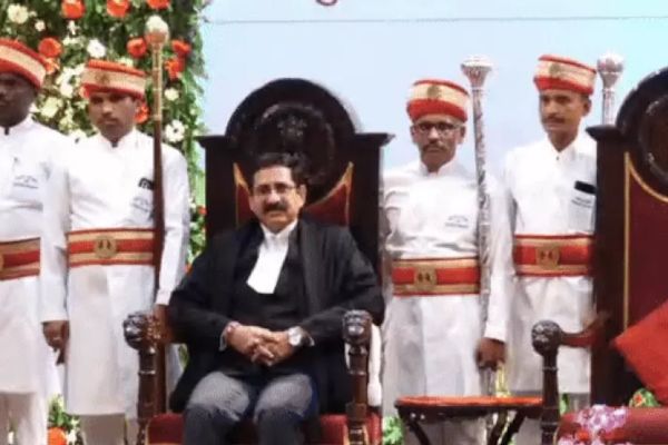 ये जबलपुर शहर की कॉलोनी है जानाब. 12