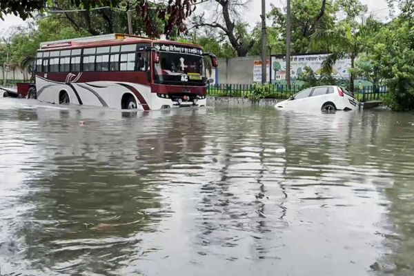 ये जबलपुर शहर की कॉलोनी है जानाब. 2