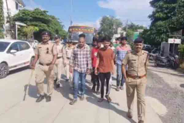 पुलिस ने बदमाशों का जुलूस निकाल कर निकाली हेकड़ी 1 04 16
