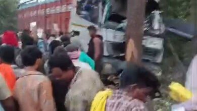 भीषण सड़क हादसा : तेज रफ्तार ट्रक पेड़ से टकराया, परिचालक की मौत 7 IMG 20250817 WA0090