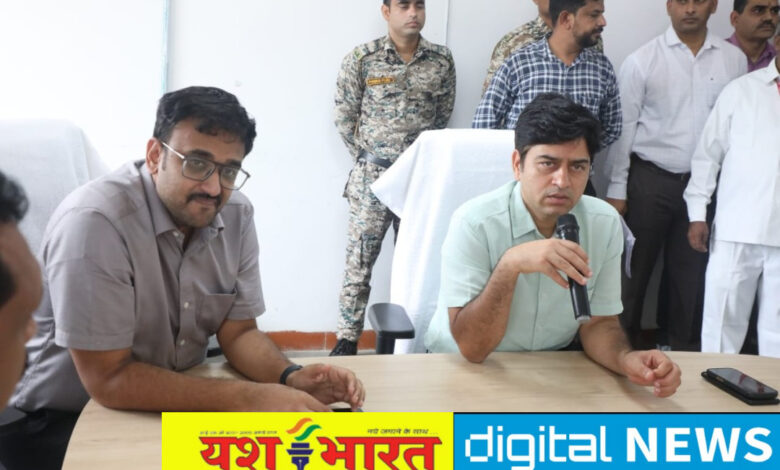 विजयराघवगढ़ की जनसुनवाई में अचानक पहुंचे कलेक्टर, खुद सुनी ग्रामीणों की समस्याएं, कई तरह के मामले आए सामने 1 IMG 20250805 124725