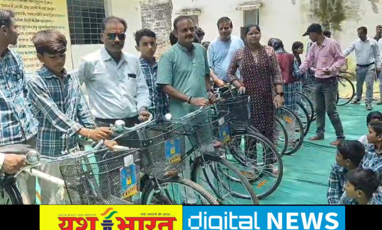 सांदीपनि विद्यालय में छात्र छात्राओं को मिली साइकिलें, जनप्रतिनिधियों ने किया वितरण 1 IMG 20250807 132641