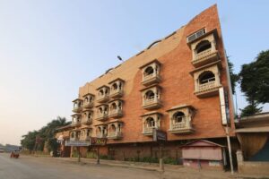 स्वच्छता के पैरामीटर में राज पैलेस अव्वल, प्रथम स्थान मिलने पर मेयर प्रीति सूरी ने किया संचालिका सौम्या रांधेलिया का सम्मान 6 images 31 8