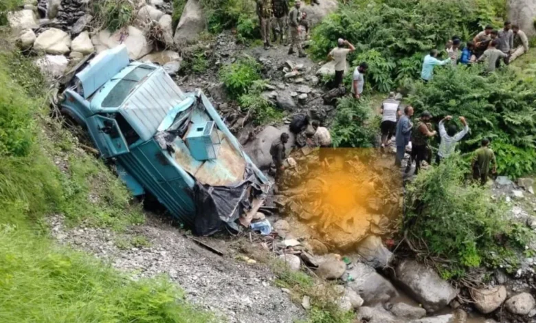 उधमपुर में बड़ा हादसा: 200 फीट गहरी खाई में गिरी CRPF जवानों की गाड़ी, 3 की मौत, 10 घायल 1 jk 1754548143 udam